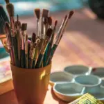 Hvilket materiale er bedst egnet til en toiletbørsteholder?